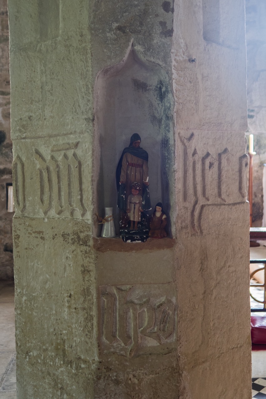 Figurines in a pillar niche in the north arcade